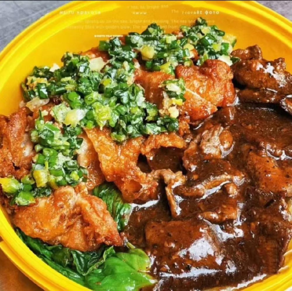 【双拼】黑椒牛肉拼葱油鸡扒饭