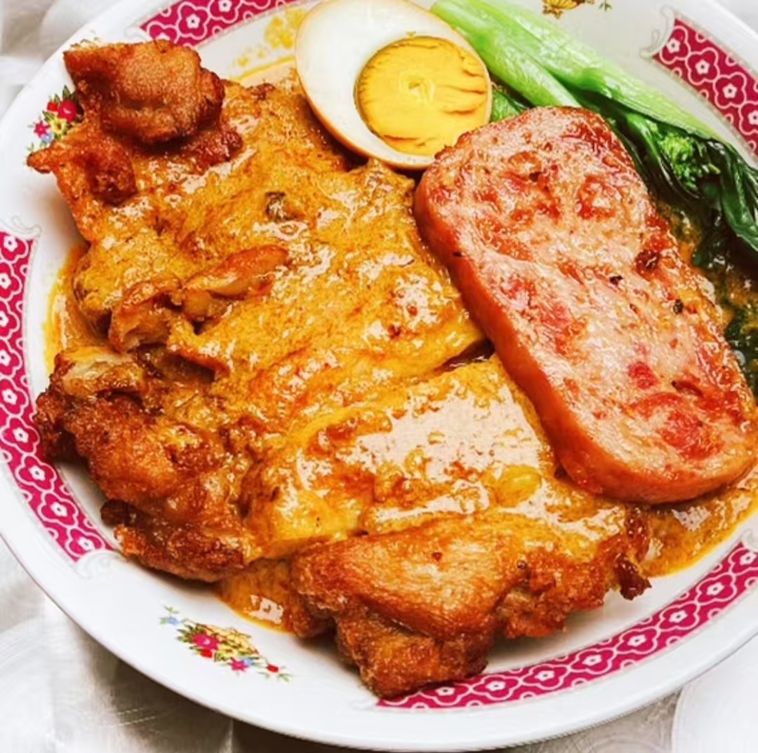 马来咖喱汁鸡扒拼午餐肉饭.jpg