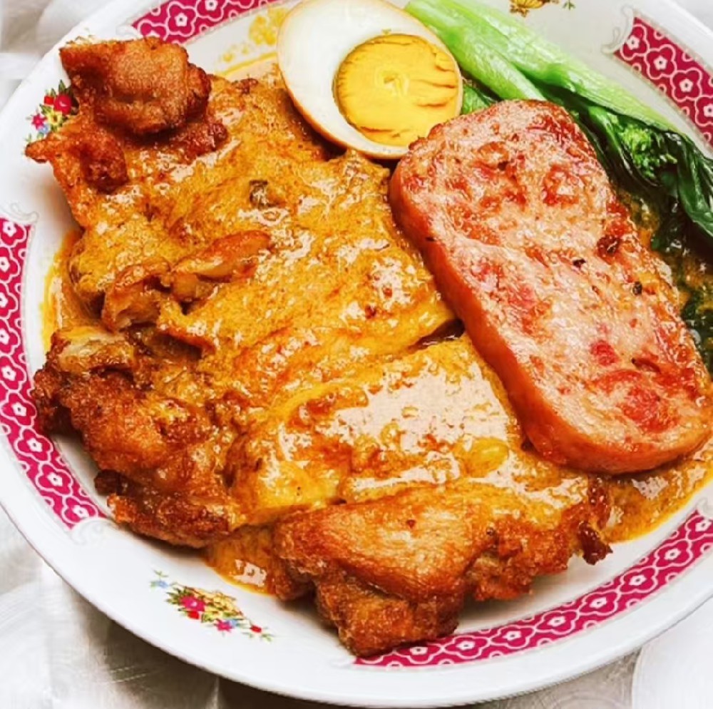 马来咖喱汁鸡扒拼午餐肉饭